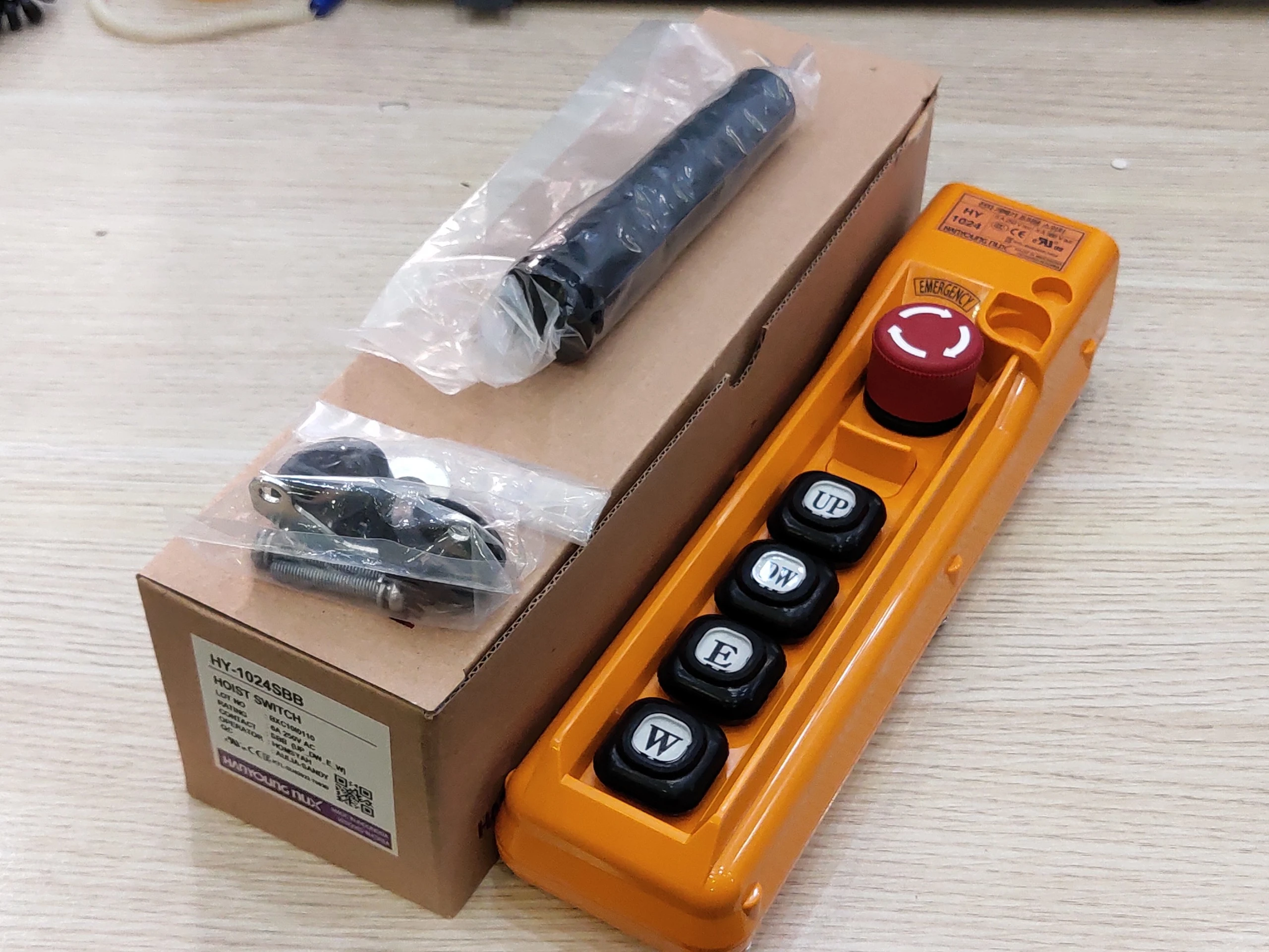 NÚT BẤM ĐIỀU KHIỂN CẦU TRỤC HY-1024SBB